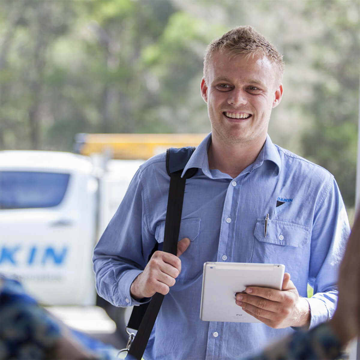 Image of friendly Air Conditioning Gold Coast employee arriving at clients home for Daikin Split System Installations or Repairs.